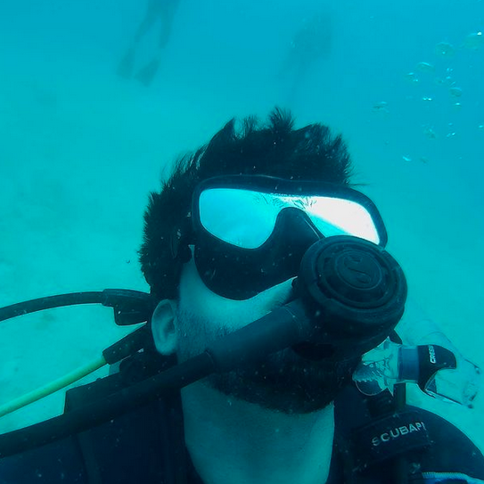 Javier Eliú sumergido en el agua con una careta de buceo